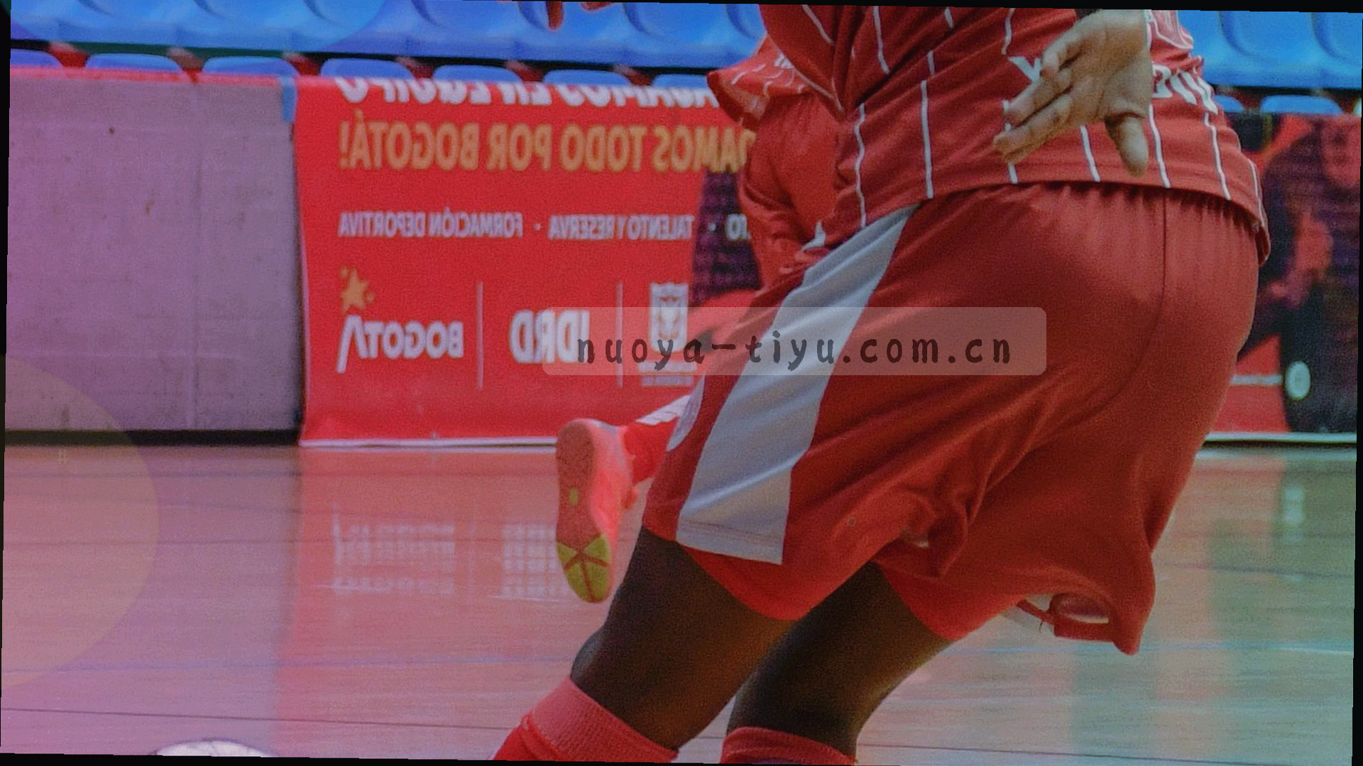 深蓝色调球场俯视线框与网格叠加图形，荧光青细线与淡橙节点标示数据落点，无人物